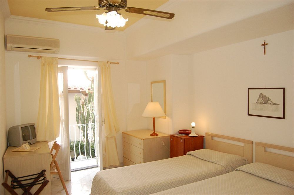 Hotel Villa Augustus Lipari  Zewnętrze zdjęcie